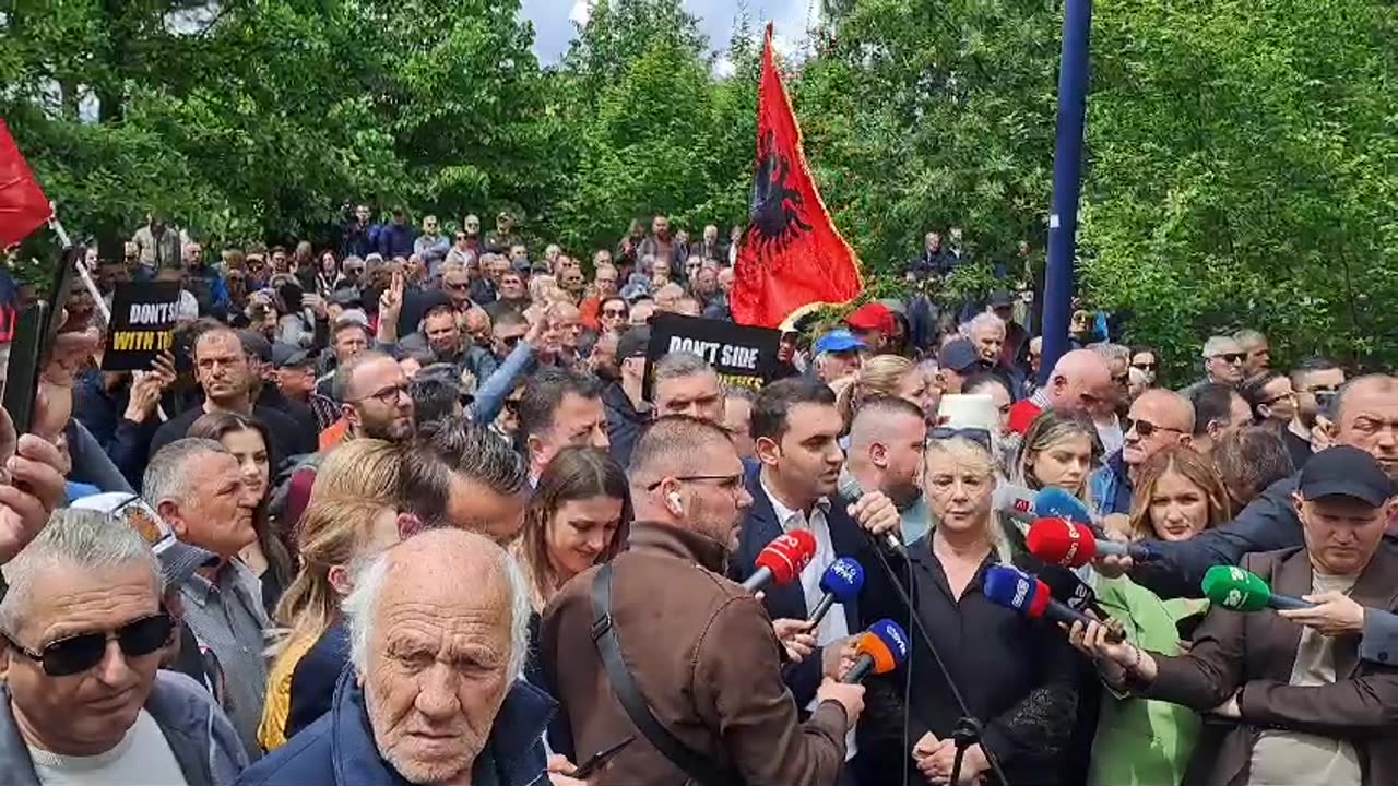 Protestuesit hedhin bomba molotov drejt bashkisë së Tiranës