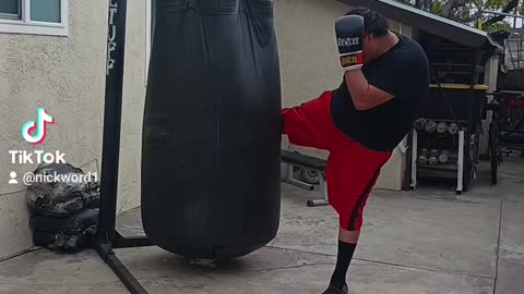 500 Pound Punching Bag Workout Part 41. 1 Minute Muay Thai Drill.