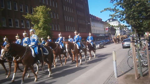 Beridna högvakten paraderar på Södergatan, Helsingborg 19 Sept. 2015