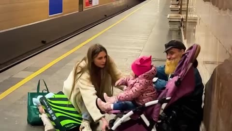 🤲👍 Homeless man steps up to save the day for a young mom