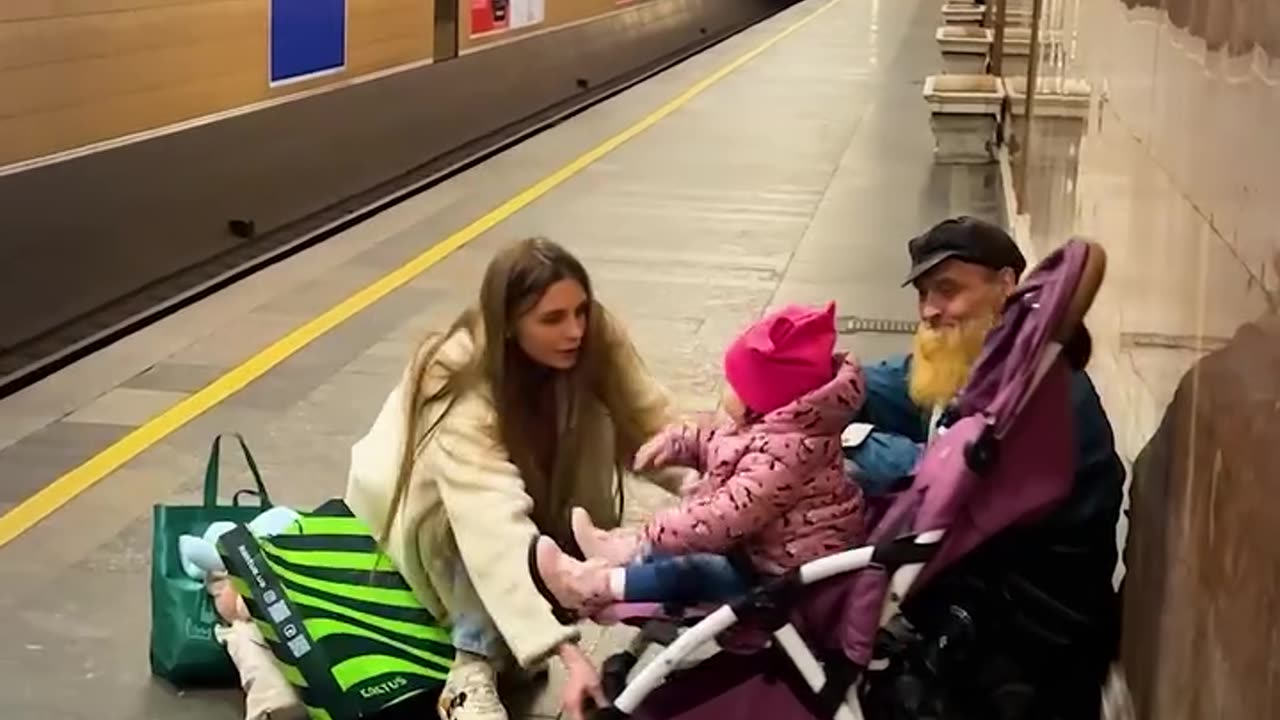 🤲👍 Homeless man steps up to save the day for a young mom