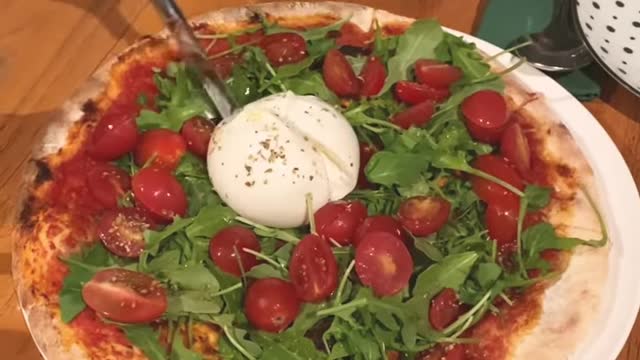 27.9SGD （131人民币）cut burrata pizza @salvobistro Singapore food #新加坡美食