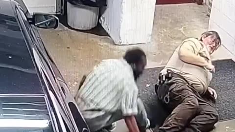 Man grabs a hold of an officers gun while being transported from jail to court