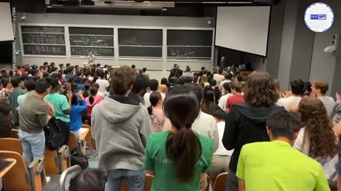 Legendary MIT professor's last class receives standing ovation