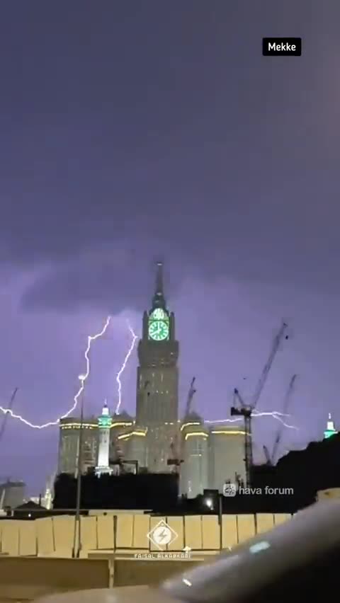 Joni Job - Nothing to see here... just people being blown down the street by the wind 😳