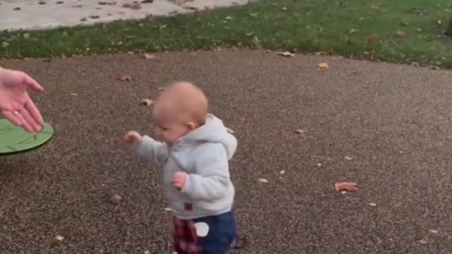Mom unknowingly captures baby's first steps on camera
