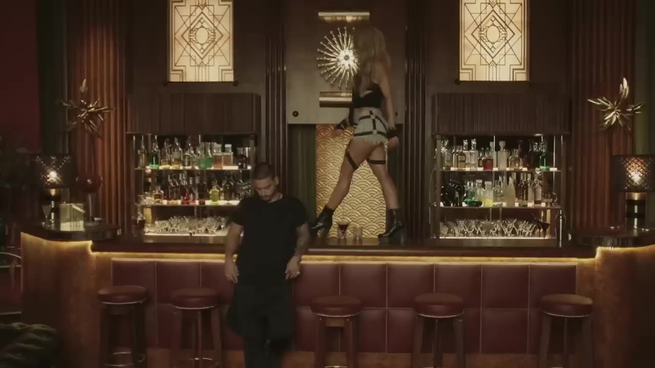 Shakira - Chantaje (Official Video) ft. Maluma