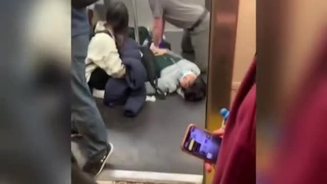 Passengers ontrainaid victim in NYC subway shooting