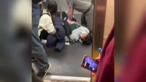 Passengers ontrainaid victim in NYC subway shooting