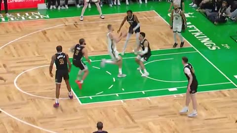 NBA - Porzingis rolls to the bucket and slams it for 17 1H PTS 💥 Celtics-Grizzlies