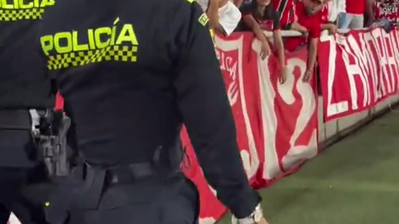 Colombian police woman leaves fans stunned at soccer match