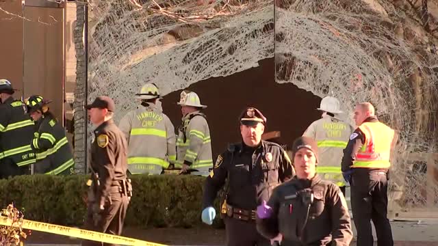 1 killed, more than a dozen hurt in Apple store crash in MA