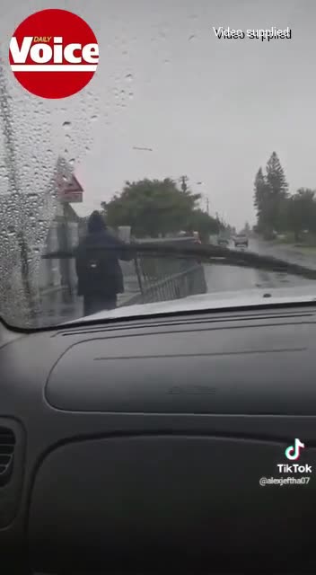 What the hek! Dom skelms filmed jepping moerse steel gate in Lotus River