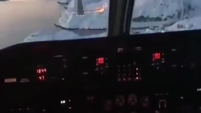 A landing at Nuuk airport in Greenland✈️🔝😳