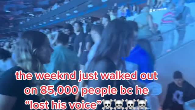 the weeknd just walked on85,000 people bc h “lost his voice"