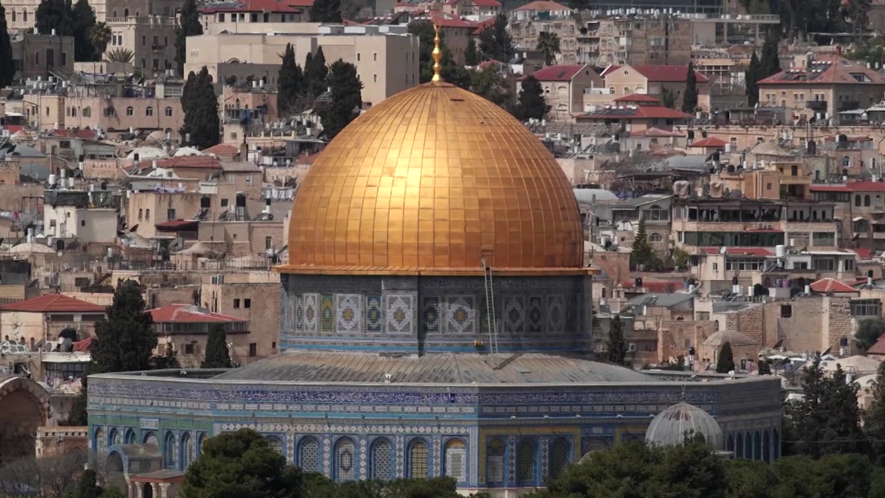 Thousands attend Ramadan prayers in Jerusalem