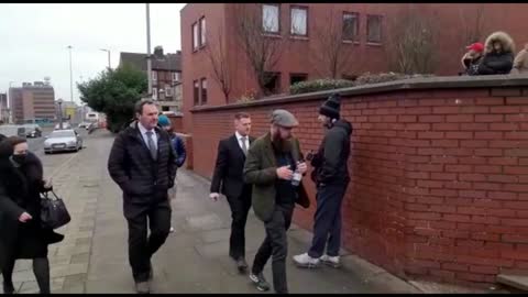 tommy robinson returning from lunch break Luton magistrates court