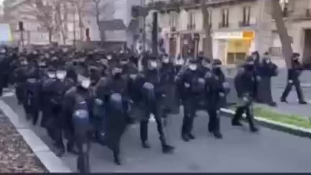 Police with the nation, France Against covid madness.