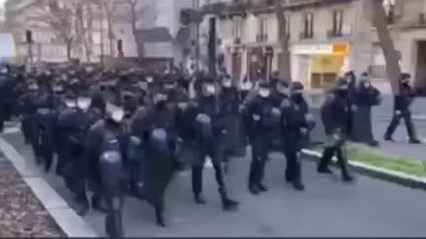 Police with the nation, France Against covid madness.