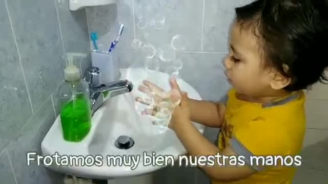 Mi pequeño enseñándonos a lavar las manos