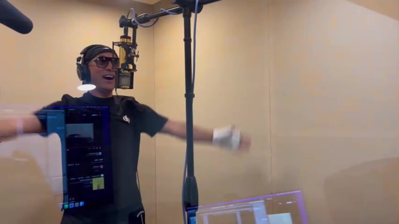 20220728文贵先生视频¹：在办公室新装修的录音房录歌
