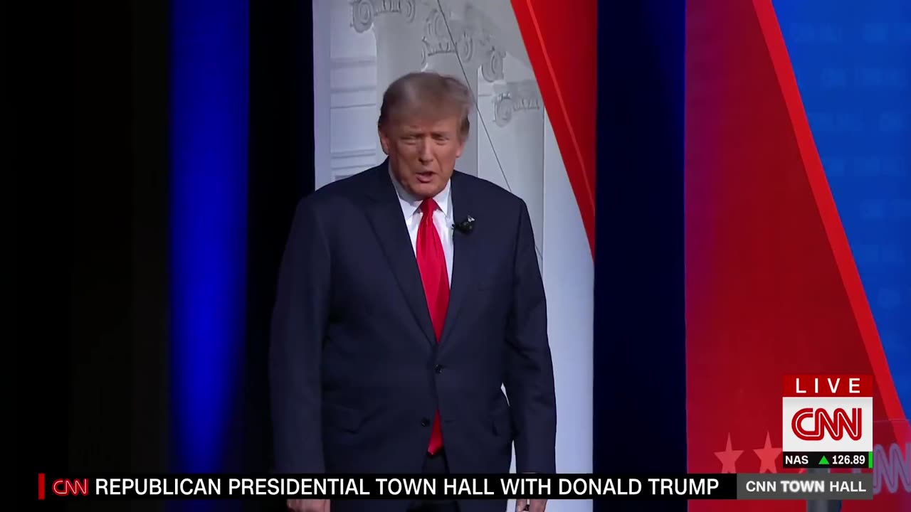 Trump gets a standing ovation from a New Hampshire crowd live on CNN.