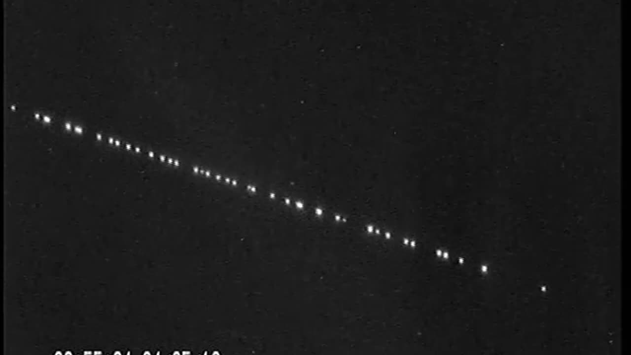 UFO TRAIN in the night sky?? SpaceX's Starlink Satellite 'Train'