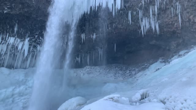 The Edge of Tamanawas Falls – Mount Hood – Oregon – 4K