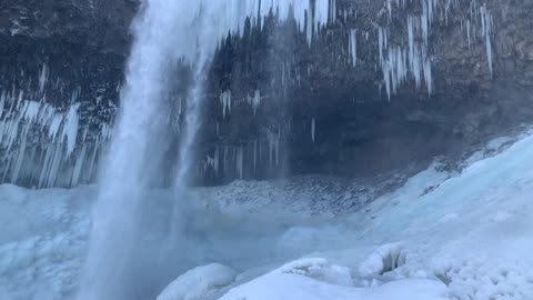 The Edge of Tamanawas Falls – Mount Hood – Oregon – 4K