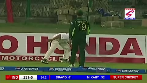 Viru destroyed pakistani bowler