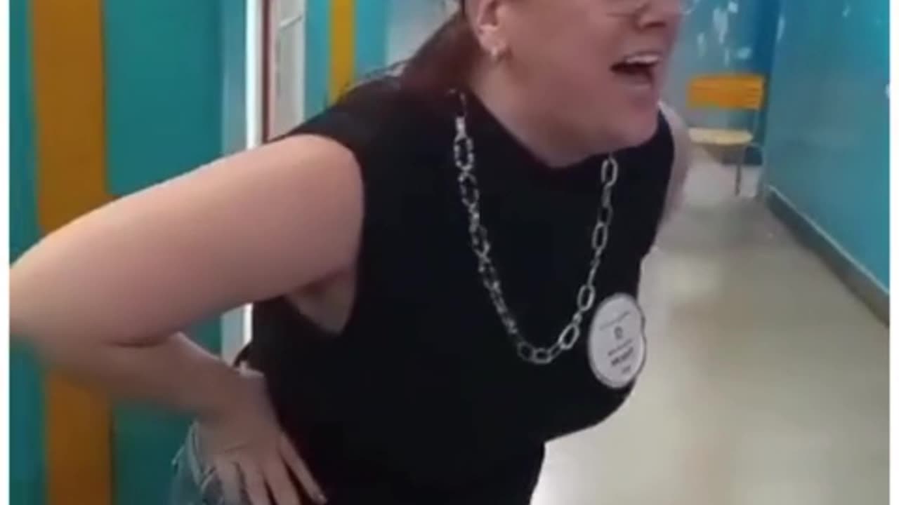 Teacher impersonates police car siren to control students! 🚔😂 It sounds so real! #TeacherLife