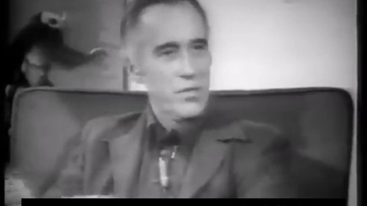 Christopher Lee, o famoso ator que interpretou Sarumon em O Senhor dos Anéis...