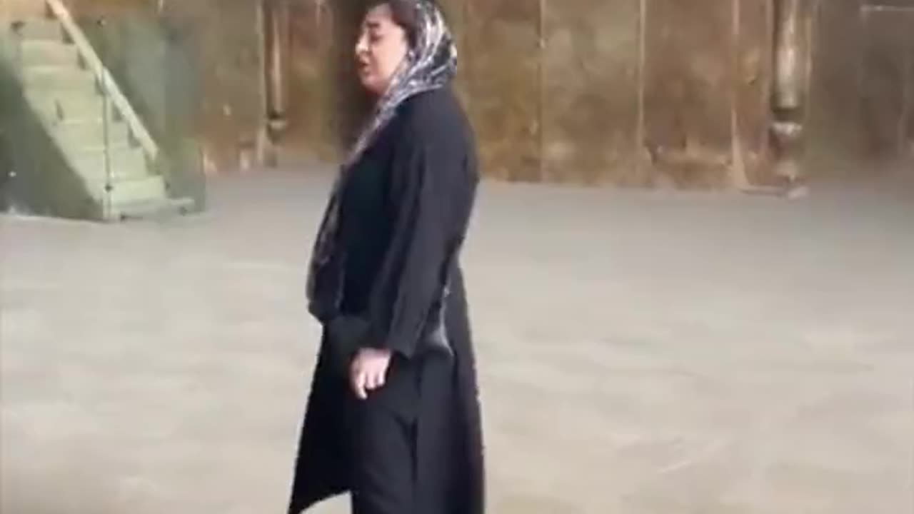This woman is bravely singing in one of Esfahan’s most historical mosques