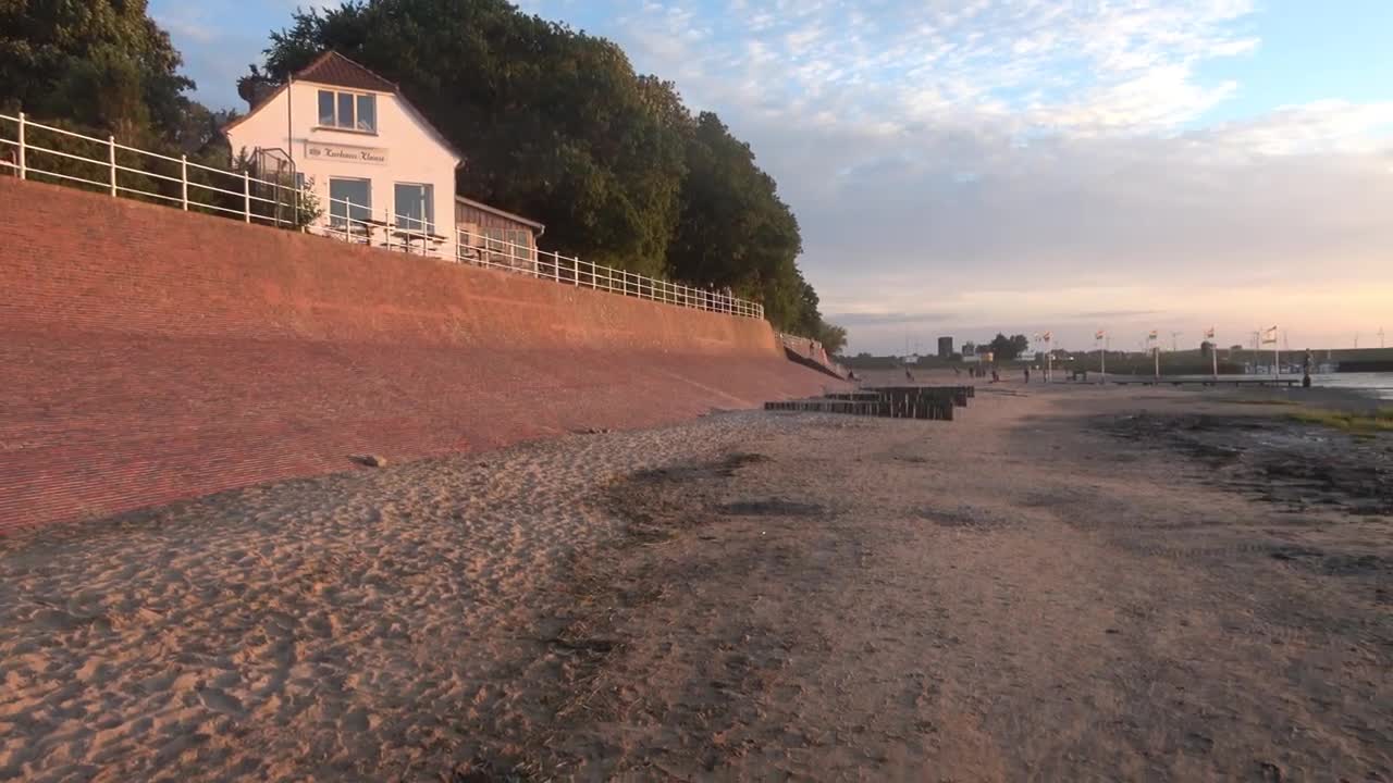 Sonnenuntergang am Kurhaus-Strand in Dangast im Sommer 2022