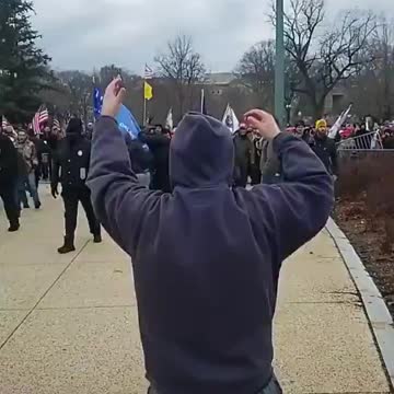Police opens the way to protesters on US Capitol