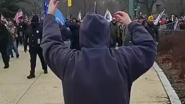 Police opens the way to protesters on US Capitol