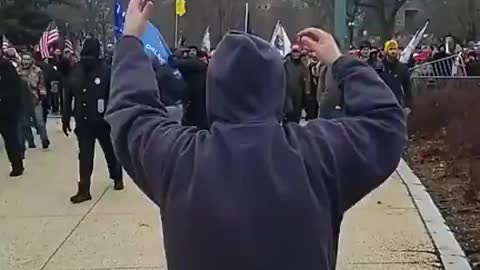 Police opens the way to protesters on US Capitol