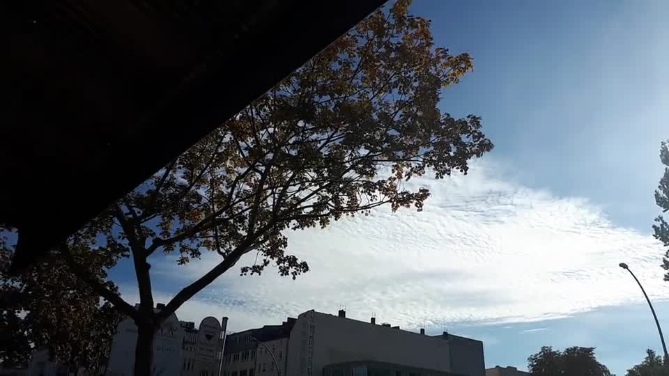 Himmel in Berlin am 5.10.2022 um 15:20 Uhr