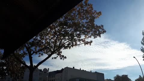 Himmel in Berlin am 5.10.2022 um 15:20 Uhr