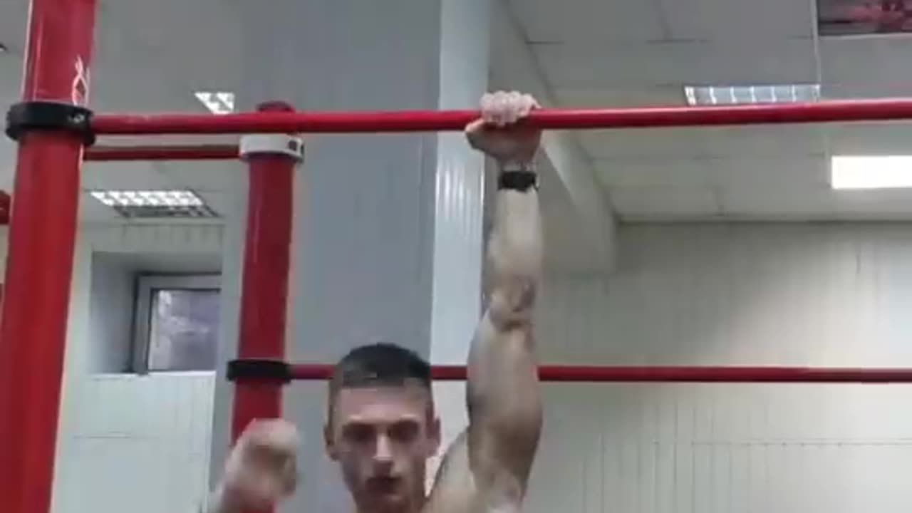 Girls reaction to calisthenics pull up| strong attitude