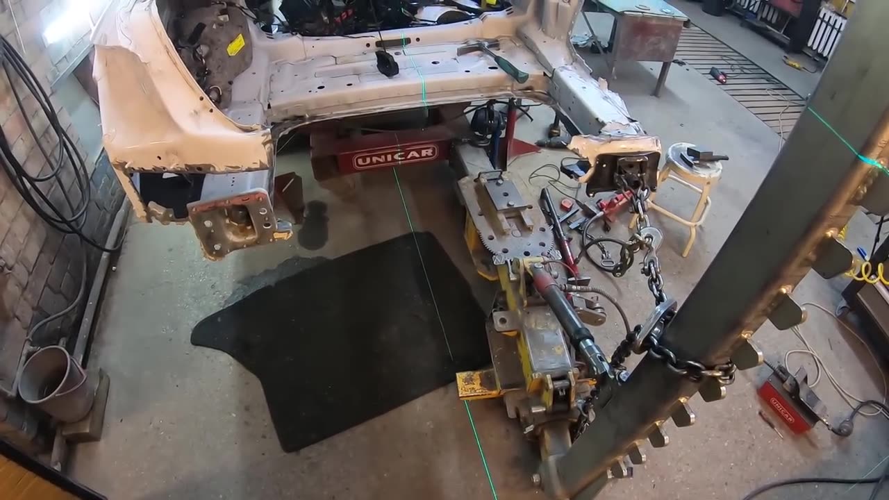 Mercedes AMG C43 rear end building