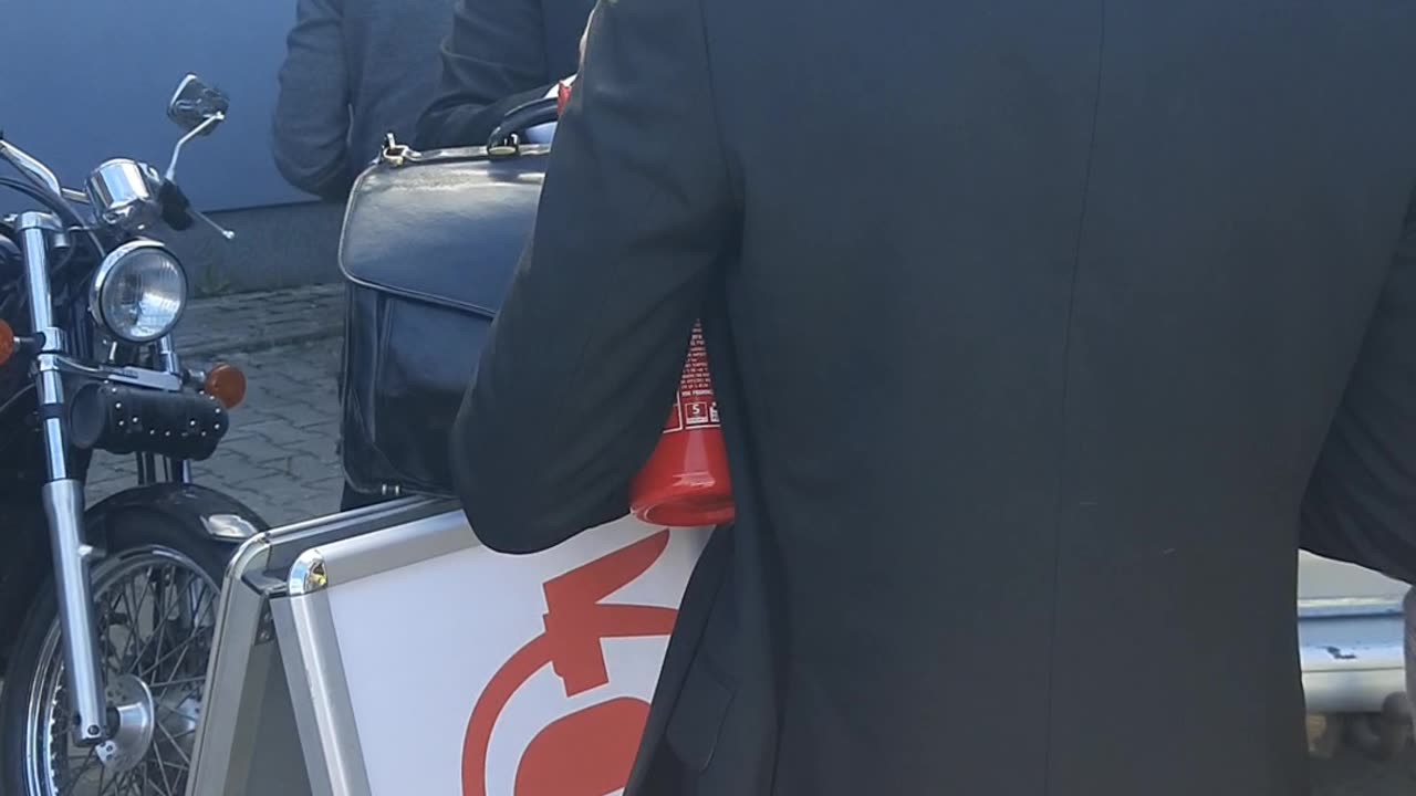 People que to have Grzegorz Braun sign his name on their fire extinguishers