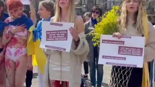 Ukrajinský propagandistický kompars pro západní média v Amsterodamu