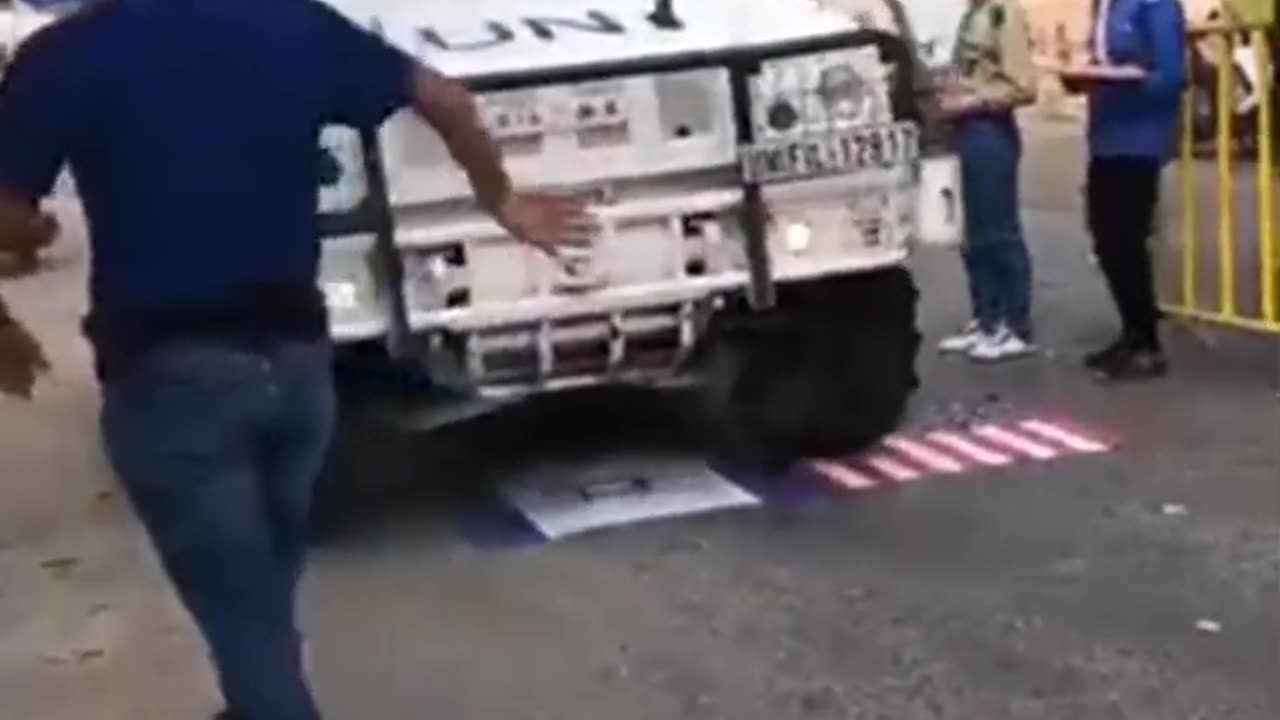 UN vehicle drives over US and Israel flag