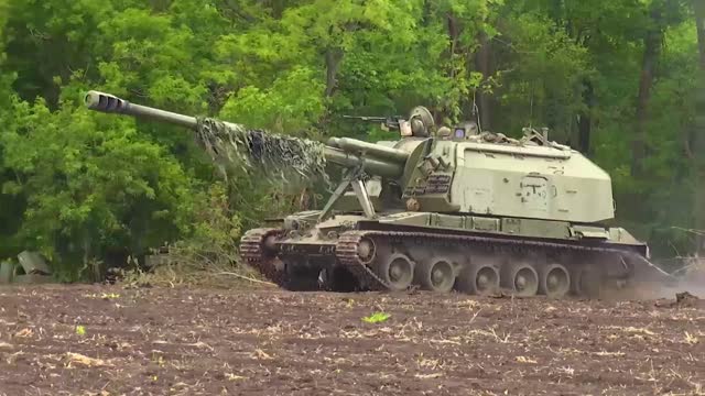 Ukraine War - Footage of Msta-S self-propelled howitzers