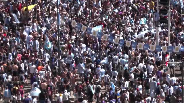 Argentines dance, cry as World Cup winners return