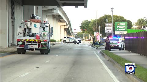 Driver crashes in northwest Miami-Dade after striking pole, 2 people