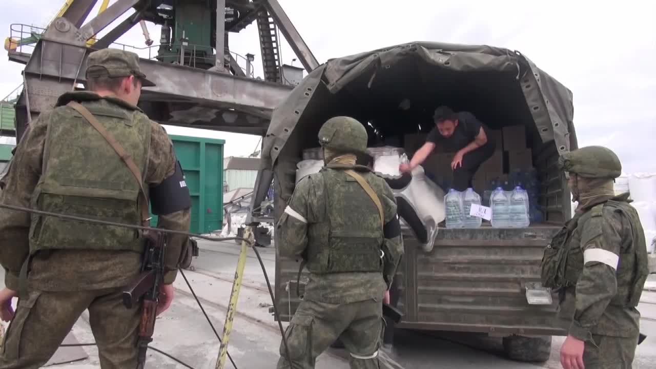 Russian servicemen delivered humanitarian aid to the crew of a Turkish ship in Kherson.