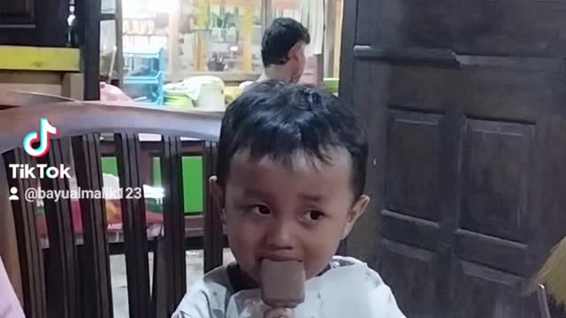 Baby cute makan es krim eating ice cream