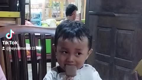 Baby cute makan es krim eating ice cream